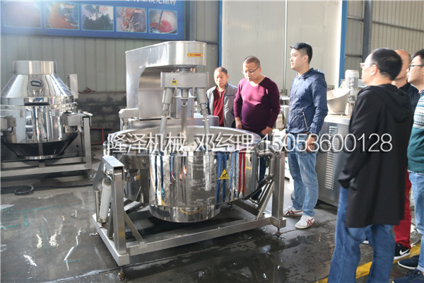 丹东张经理一行来厂考察大型炒菜机