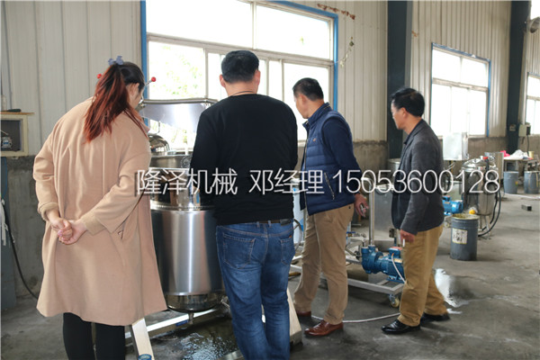 福建泉州客户来厂采购菠萝真空浸糖设备