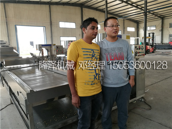 欢迎印度朋友千里迢迢来隆泽考察工厂用爆米花机